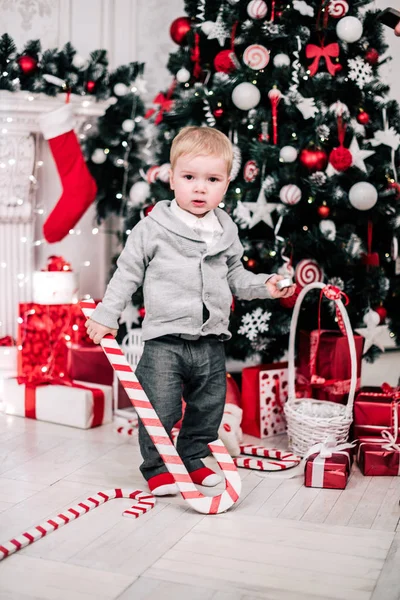 暖炉とクリスマスツリーの周りの若い男の子居心地の良い雰囲気のクリスマスの肖像画 — ストック写真
