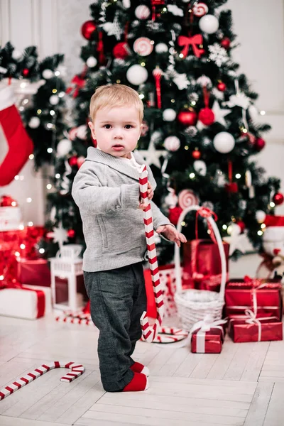 Retrato Navidad Joven Ambiente Acogedor Alrededor Chimenea Árbol Navidad — Foto de Stock