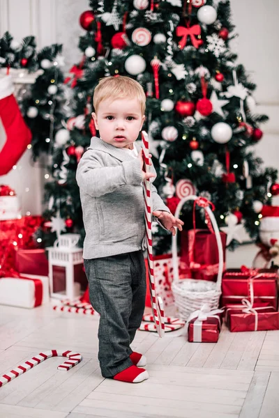 Retrato Navidad Joven Ambiente Acogedor Alrededor Chimenea Árbol Navidad — Foto de Stock