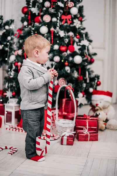 Retrato Navidad Joven Ambiente Acogedor Alrededor Chimenea Árbol Navidad — Foto de Stock