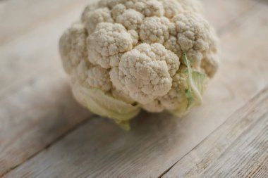 Ahşap masa üzerinde taze karnabahar yakın çekim