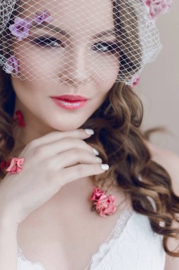 Kozmetik ve manikür. Yakın çekim yüz, pastel renk, mükemmel makyaj ve cilt kuru çiçeklerle çekici kadın portresi. Taze, trendy, Bahar düzeltisiz portre