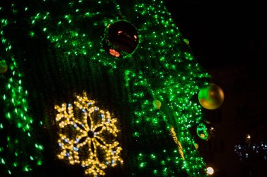 Parlak çelenk ile büyük Noel ağacının yakın çekim