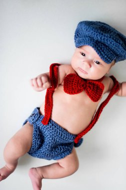 Bebek çocuk örgü şapka ve kırmızı papyon