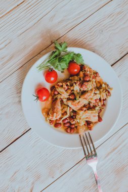 Ahşap arka plan üzerinde kiraz domatesli fasulye güveç