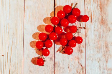 Beyaz ahşap masa kiraz domates 