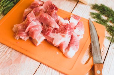 ahşap masa üzerinde malzemelerle çiğ et