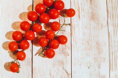 Beyaz ahşap masa kiraz domates 