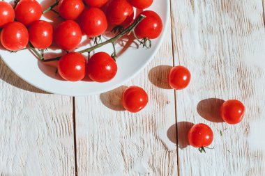 Beyaz ahşap masa kiraz domates 