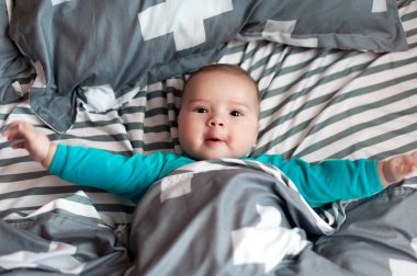 Yatak üzerinde yalan bebek çocuk portresi