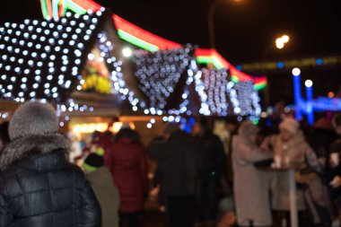 Arka arka plan bulanık insan gece festival alışveriş