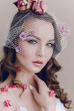 Kozmetik ve manikür. Yakın çekim yüz, pastel renk, mükemmel makyaj ve cilt kuru çiçeklerle çekici kadın portresi. Taze, trendy, Bahar düzeltisiz portre