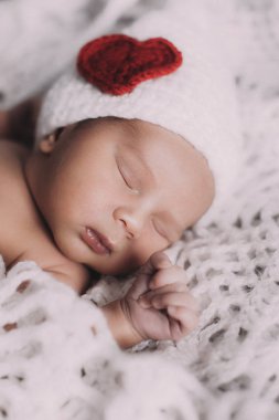 Bebek çocuk örgü şapka uyumak yakın çekim 
