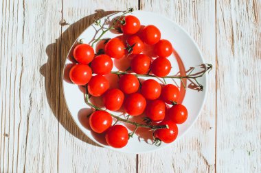 Beyaz ahşap masa kiraz domates 