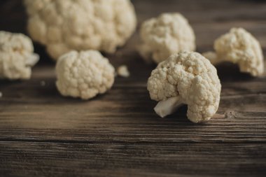 Ahşap masa üzerinde taze karnabahar yakın çekim