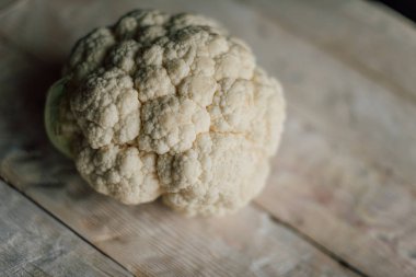 Ahşap masa üzerinde taze karnabahar yakın çekim