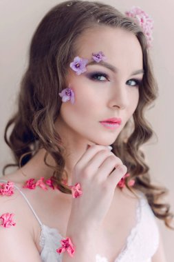 Kozmetik ve manikür. Yakın çekim yüz, pastel renk, mükemmel makyaj ve cilt kuru çiçeklerle çekici kadın portresi. Taze, trendy, Bahar düzeltisiz portre