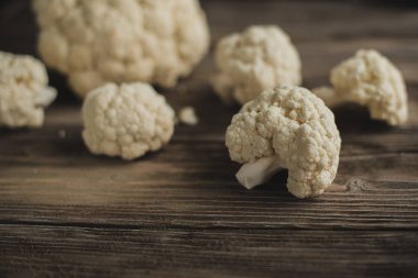 Ahşap masa üzerinde taze karnabahar yakın çekim