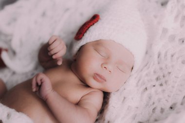 Beyaz örgü şapka uyuyan bebek çocuğun yakın çekim 