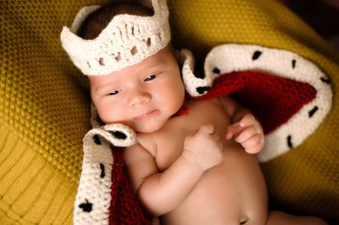 Bebek çocuk örgü taç ve pelerin yakın çekim