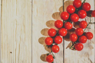 Beyaz ahşap masa kiraz domates 