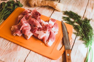 ahşap masa üzerinde malzemelerle çiğ et