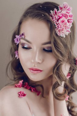 Kozmetik ve manikür. Yakın çekim yüz, pastel renk, mükemmel makyaj ve cilt kuru çiçeklerle çekici kadın portresi. Taze, trendy, Bahar düzeltisiz portre