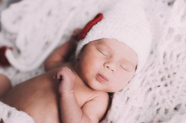 Beyaz örgü şapka uyuyan bebek çocuğun yakın çekim 