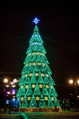 Parlak çelenk ile büyük Noel ağacı görünümünü sokakta Gomel, Beyaz Rusya