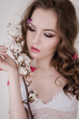 Kozmetik ve manikür. Yakın çekim yüz, pastel renk, mükemmel makyaj ve cilt kuru çiçeklerle çekici kadın portresi. Taze, trendy, Bahar düzeltisiz portre