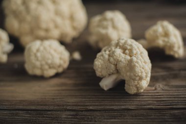 Ahşap masa üzerinde taze karnabahar yakın çekim