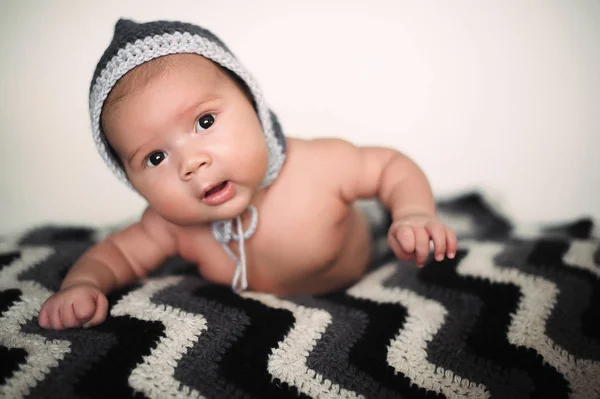 Bébé Garçon Bonnet Tricoté Sur Couverture — Photo