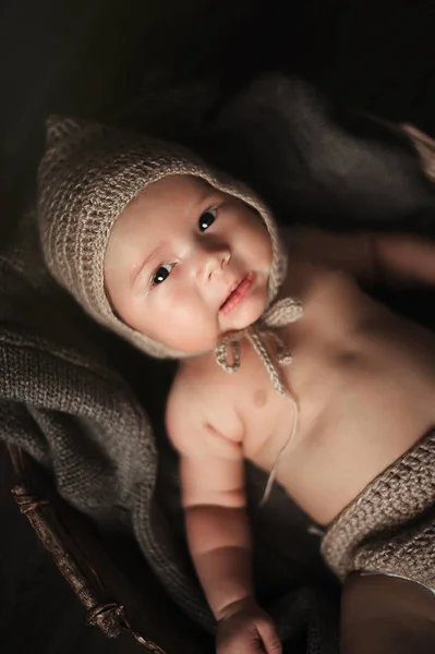 Портрет Мальчика Вязаной Шляпе — стоковое фото