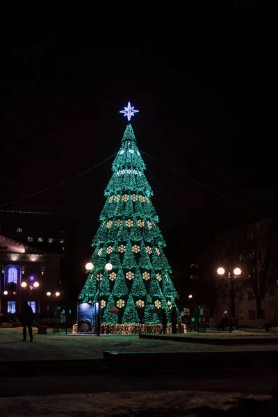 Vista Grande Árvore Natal Com Guirlandas Brilhantes Rua Gomel Bielorrússia — Fotografia de Stock