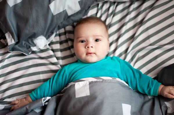 Портрет Мальчика Лежащего Кровати — стоковое фото