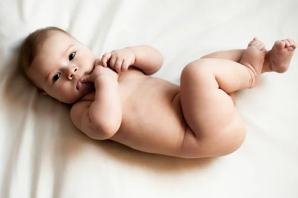 Portret Van Babyjongen Liggend Wit Beddengoed — Stockfoto