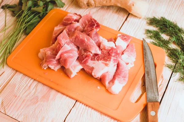 木製のテーブルに食材を生の肉 — ストック写真