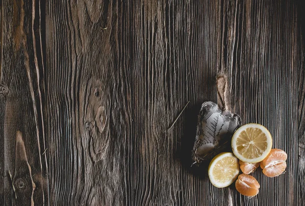 Cítricos Maduros Con Corazón Decorativo Sobre Fondo Madera —  Fotos de Stock