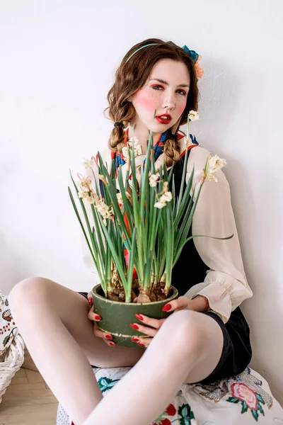 Portret Van Mooie Vrouw Kleurrijke Cravat Rode Tinten Make — Stockfoto