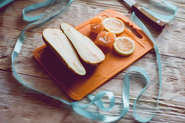 Citrusfrukter Och Päron Träbord — Stockfoto