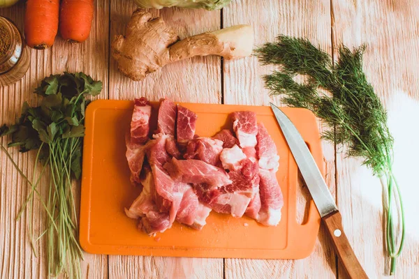 Rohes Fleisch Mit Zutaten Auf Holztisch — Stockfoto