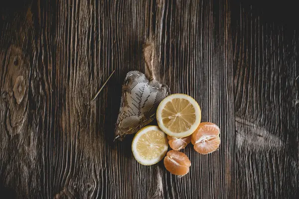 Cítricos Maduros Con Corazón Decorativo Sobre Fondo Madera —  Fotos de Stock