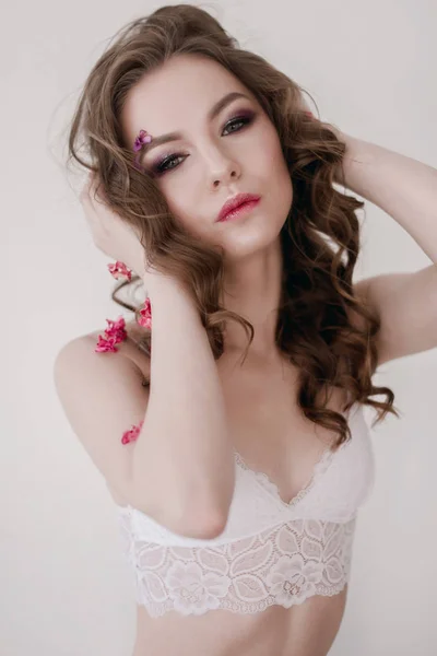 Cosméticos Manicure Retrato Close Mulher Atraente Com Flores Secas Rosto — Fotografia de Stock