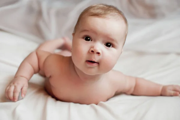 Retrato Del Bebé Acostado Sobre Ropa Cama Blanca — Foto de Stock