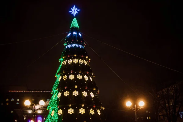 Zobacz Duże Drzewko Jasnym Girlandy Ulicy Gomel Białoruś — Zdjęcie stockowe