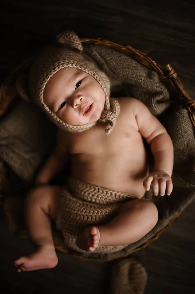 Portrait Bébé Garçon Bonnet Tricoté Couché Dans Panier — Photo