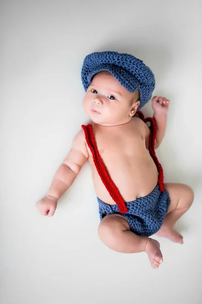 针织帽子和短裤的男婴 — 图库照片