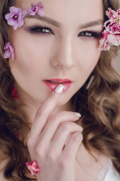 Kosmetyki Manicure Szczegół Portret Atrakcyjna Kobieta Suchych Kwiatów Jej Twarz — Zdjęcie stockowe