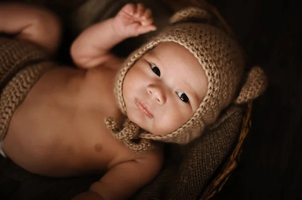 躺在篮子里的戴针织帽子的男婴肖像 — 图库照片