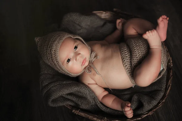 Porträt Eines Kleinen Jungen Mit Strickmütze Der Korb Liegt — Stockfoto